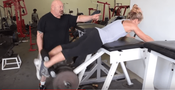 Imagen que contiene deporte, persona, interior, aparato de ejercicio

Descripción generada automáticamente