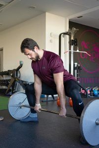 Imagen que contiene persona, deporte, hombre, interior

Descripción generada automáticamente